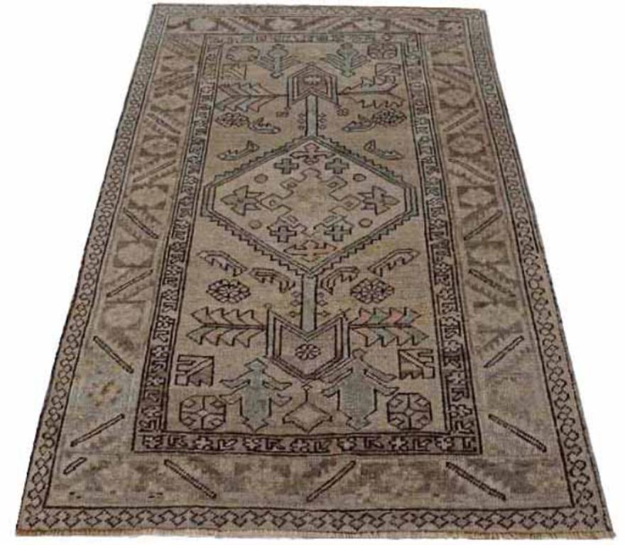 Entdecken Sie die Eleganz des persischen Aserbaidschans mit dem kleinen Teppich von CIRCA 1880. Dieses exklusive Design aus Wolle und Braun-Elfenbein-Taupe ist perfekt, um Ihren Raum zu verschönern.