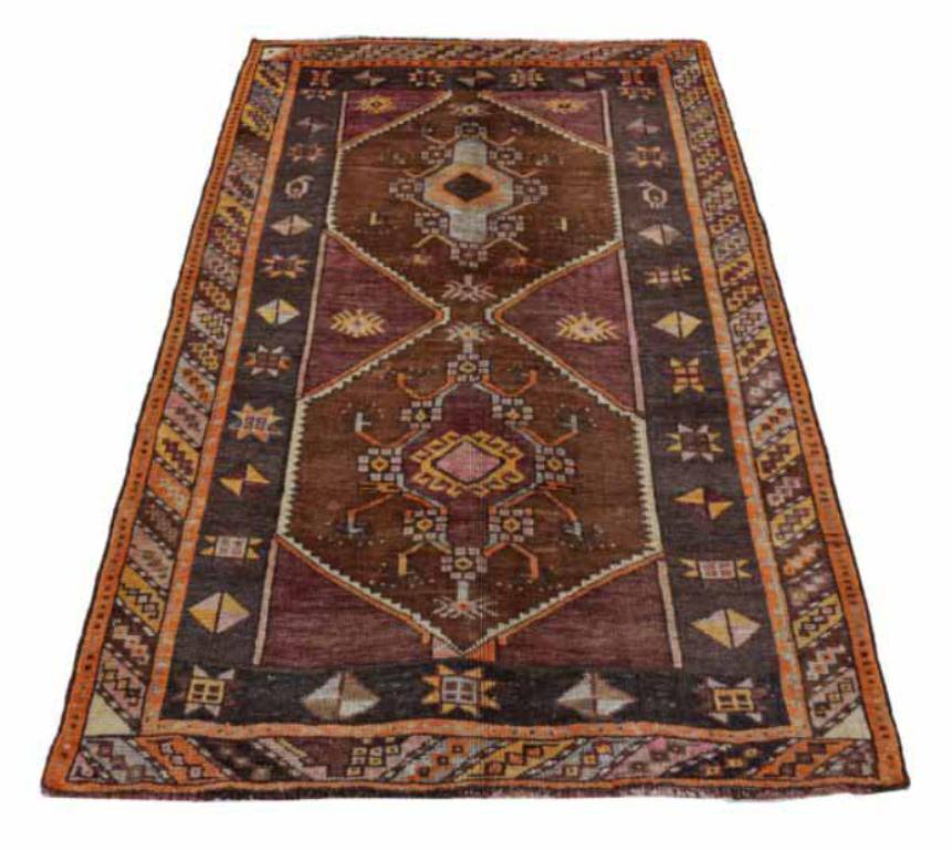 Scopri l'eleganza dell'Azerbaijan persiano con il Tappeto Piccolo del 1880. Progettato con lana e marrone-arancio-rosso-giallo, questo design esclusivo è perfetto per valorizzare il tuo spazio.