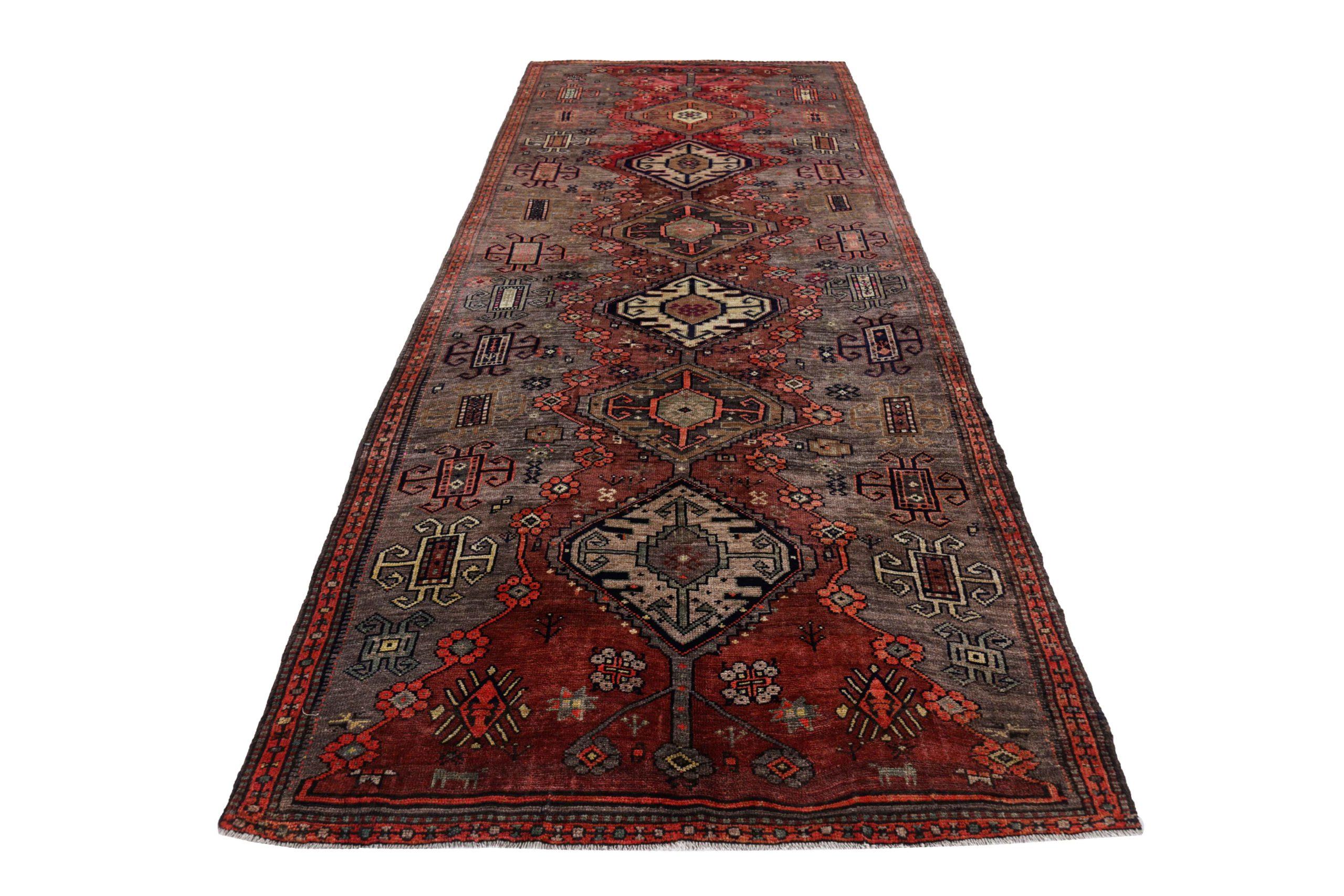 Entdecken Sie die Eleganz des persischen Aserbaidschans mit dem kleinen Teppich von CIRCA 1880. Dieses exklusive Design aus Wolle und GrayRed ist perfekt, um Ihren Raum zu verschönern.