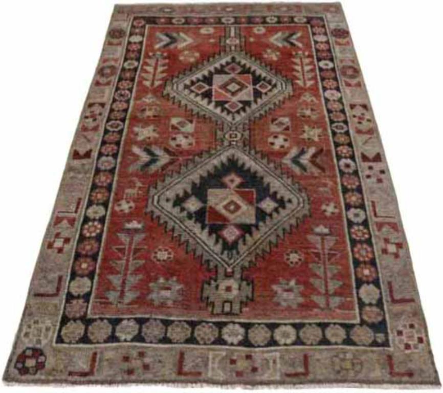 Entdecken Sie die Eleganz des persischen Aserbaidschans mit dem kleinen Teppich von CIRCA 1880. Dieses exklusive Design aus Wolle und IvoryPinkRed eignet sich perfekt, um Ihren Raum zu verschönern.