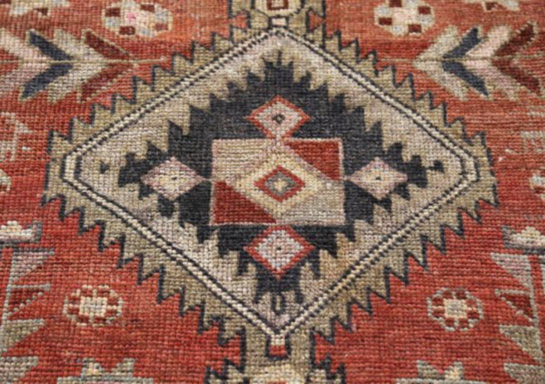 Persischer Aserbaidschanischer kleiner Teppich - Wolle Elfenbein Rosa Rot Design - 91457 im Zustand „Hervorragend“ im Angebot in Dallas, TX