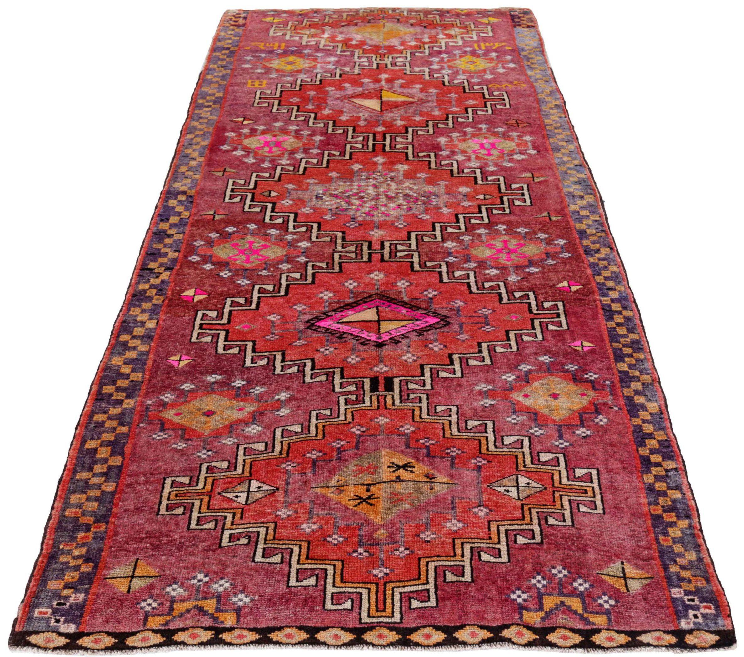 Entdecken Sie die Eleganz des persischen Aserbaidschans mit dem kleinen Teppich von CIRCA 1880. Dieses exklusive Design aus Wolle und ElfenbeinPinkRotGelb ist perfekt, um Ihren Raum zu verschönern.