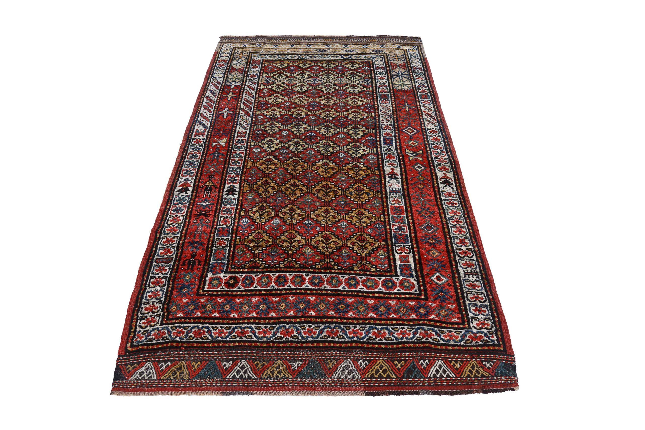 Entdecken Sie die Eleganz des persischen Aserbaidschans mit dem kleinen Teppich von CIRCA 1880. Dieses exklusive Design aus Wolle und Elfenbeinrot-Gelb ist perfekt, um Ihren Raum zu verschönern.