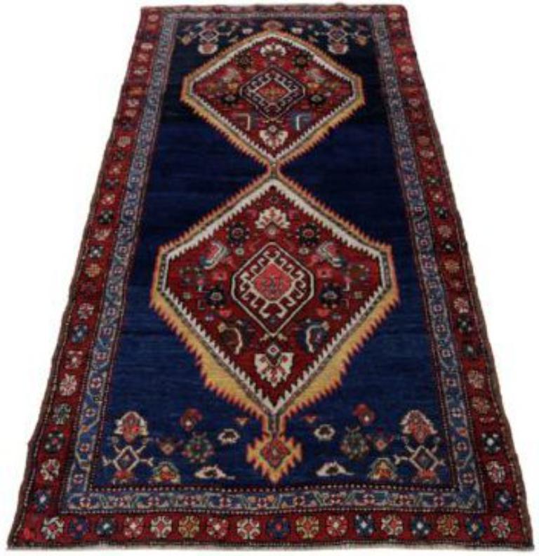 Découvrez l'élégance de l'Azerbaïdjan persan avec son petit tapis datant de 1880. Conçu avec de la laine et du bleu marine-rouge-jaune, ce design exclusif est parfait pour mettre en valeur votre espace.