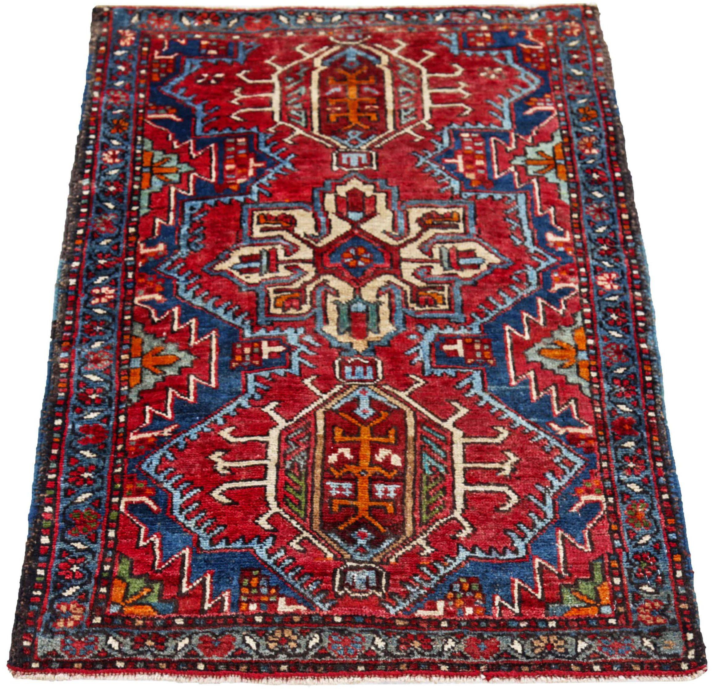 Entdecken Sie die Eleganz des persischen Aserbaidschans mit dem kleinen Teppich von CIRCA 1910. Dieses exklusive Design aus Wolle und Blau-Elfenbein-Orange-Rot ist perfekt, um Ihren Raum zu verschönern.