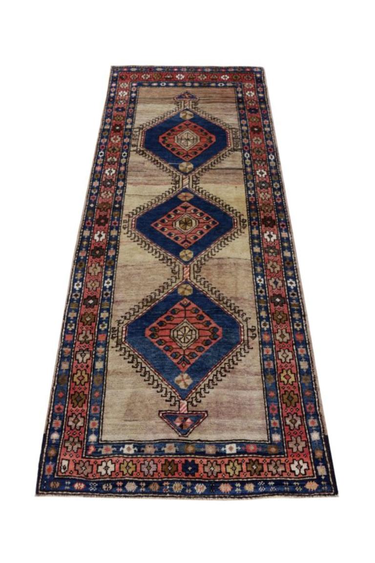 Entdecken Sie die Eleganz des persischen Aserbaidschans mit dem kleinen Teppich von CIRCA 1910. Dieses exklusive Design aus Wolle und BlueIvoryPink ist perfekt, um Ihren Raum zu verschönern.