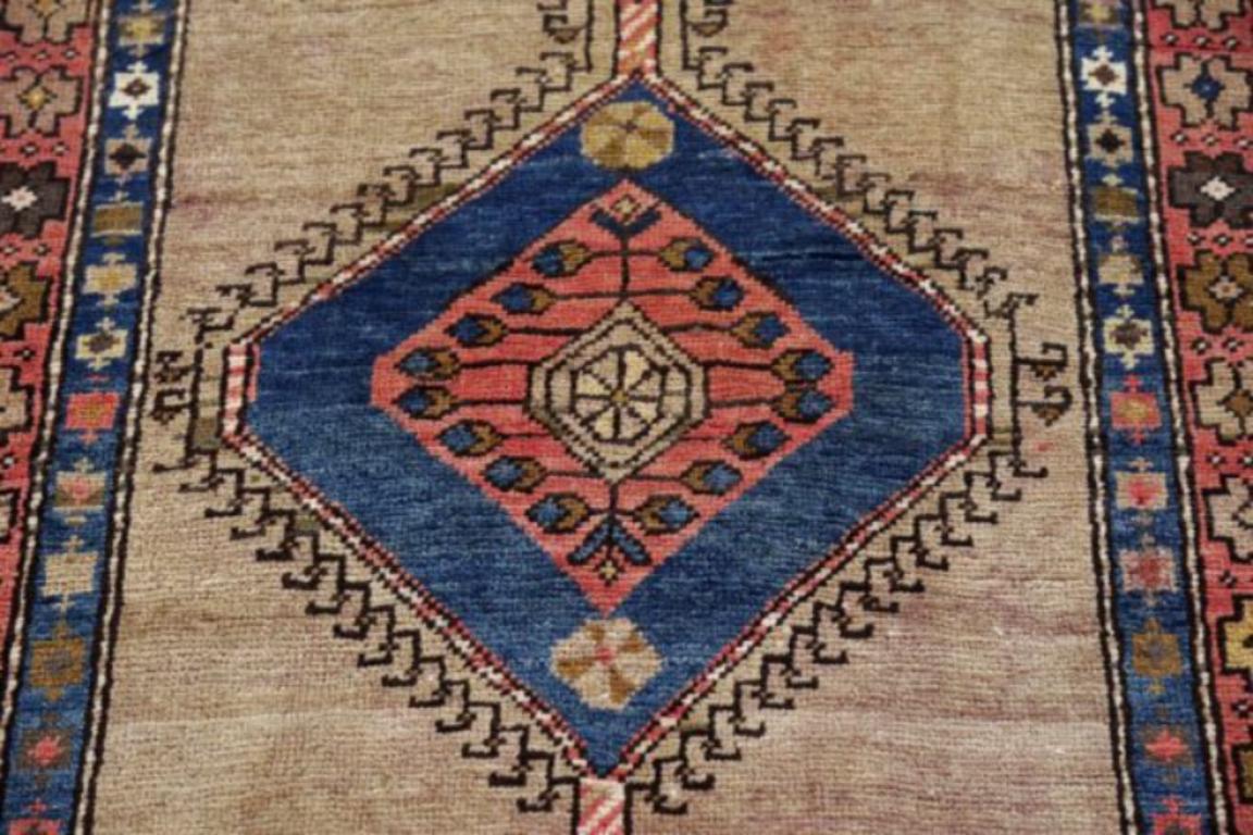 Persischer Aserbaidschanischer kleiner Teppich um 1910 - Wolle Blau Elfenbein Rosa Design - 91620 (Asiatisch) im Angebot