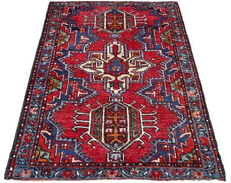 Scopri l'eleganza dell'Azerbaijan persiano con il Tappeto Piccolo del 1910. Progettato con lana e blu-avorio-rosso, questo design esclusivo è perfetto per valorizzare il tuo spazio.