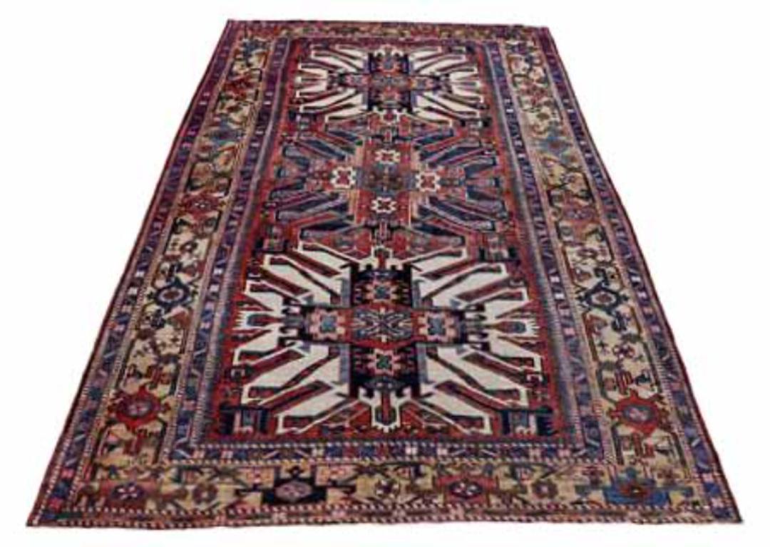Scopri l'eleganza dell'Azerbaijan persiano con il Tappeto Piccolo del 1910. Progettato con lana e blu-avorio-rosso, questo design esclusivo è perfetto per valorizzare il tuo spazio.