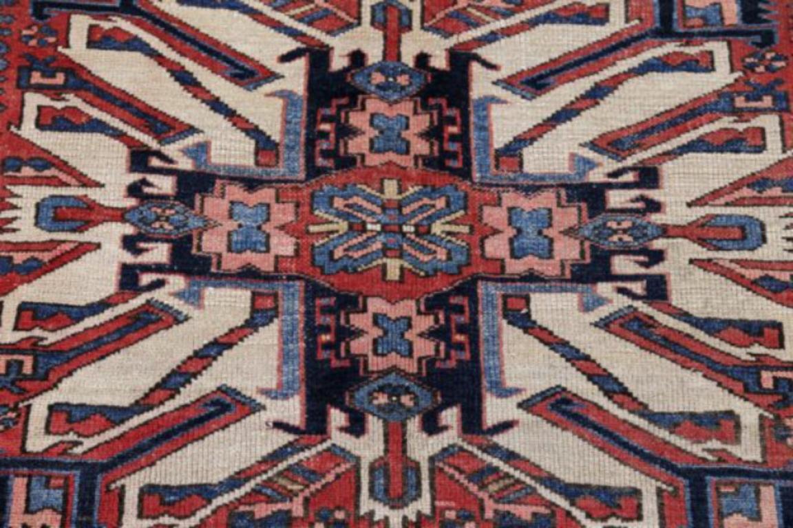 Tappeto persiano Azerbaijan Small Design 1910 circa - Lana blu avorio rosso - 91322 In condizioni ottime in vendita a Dallas, TX