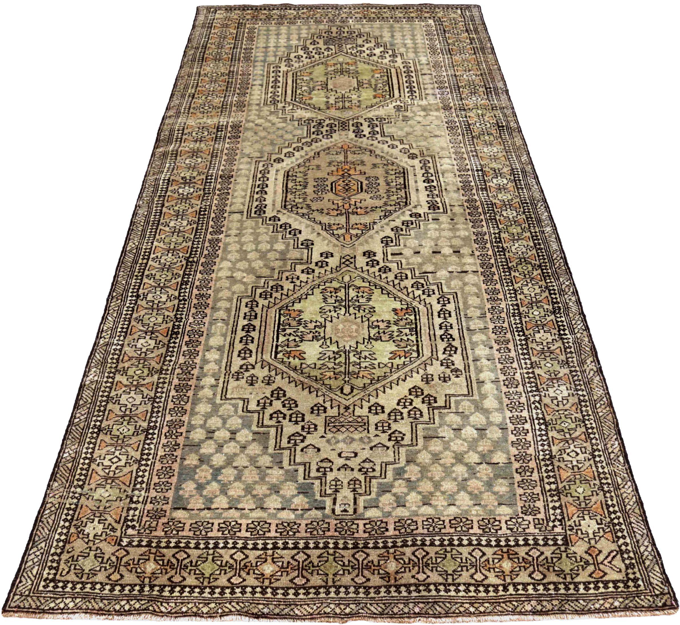 Entdecken Sie die Eleganz des persischen Aserbaidschans mit dem kleinen Teppich von CIRCA 1910. Dieses exklusive Design aus Wolle und BraunGrünElfenbein ist perfekt, um Ihren Raum zu verschönern.