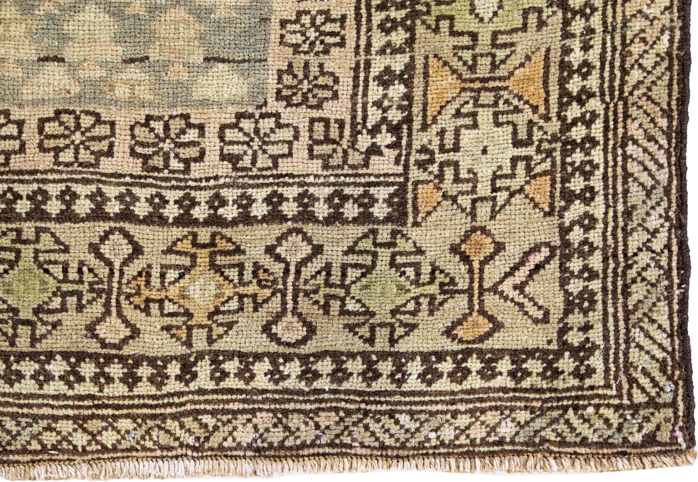 Persisch Aserbaidschan Kleiner Teppich CIRCA 1910 - Wolle Braun Grün Elfenbein Design - 91416 im Zustand „Hervorragend“ im Angebot in Dallas, TX