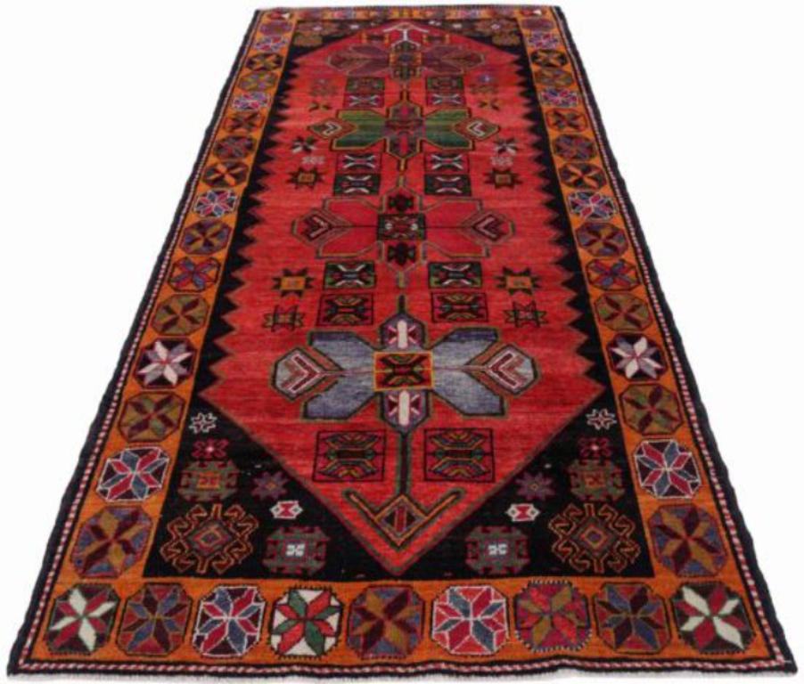 Entdecken Sie die Eleganz des persischen Aserbaidschans mit dem kleinen Teppich von CIRCA 1910. Dieses exklusive Design aus Wolle und BraunGrünOrange ist perfekt, um Ihren Raum zu verschönern.