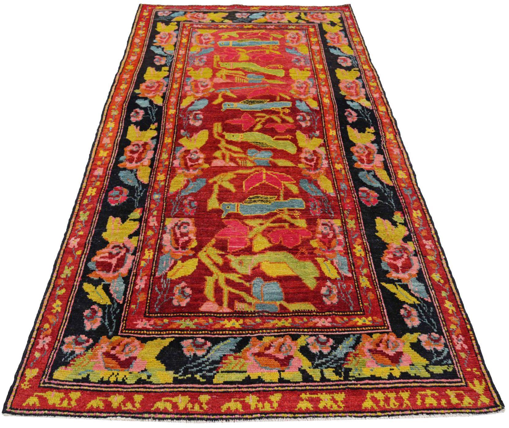 Entdecken Sie die Eleganz des persischen Aserbaidschans mit dem kleinen Teppich von CIRCA 1910. Dieses exklusive Design aus Wolle und GreenPinkRed ist perfekt, um Ihren Raum zu verschönern.