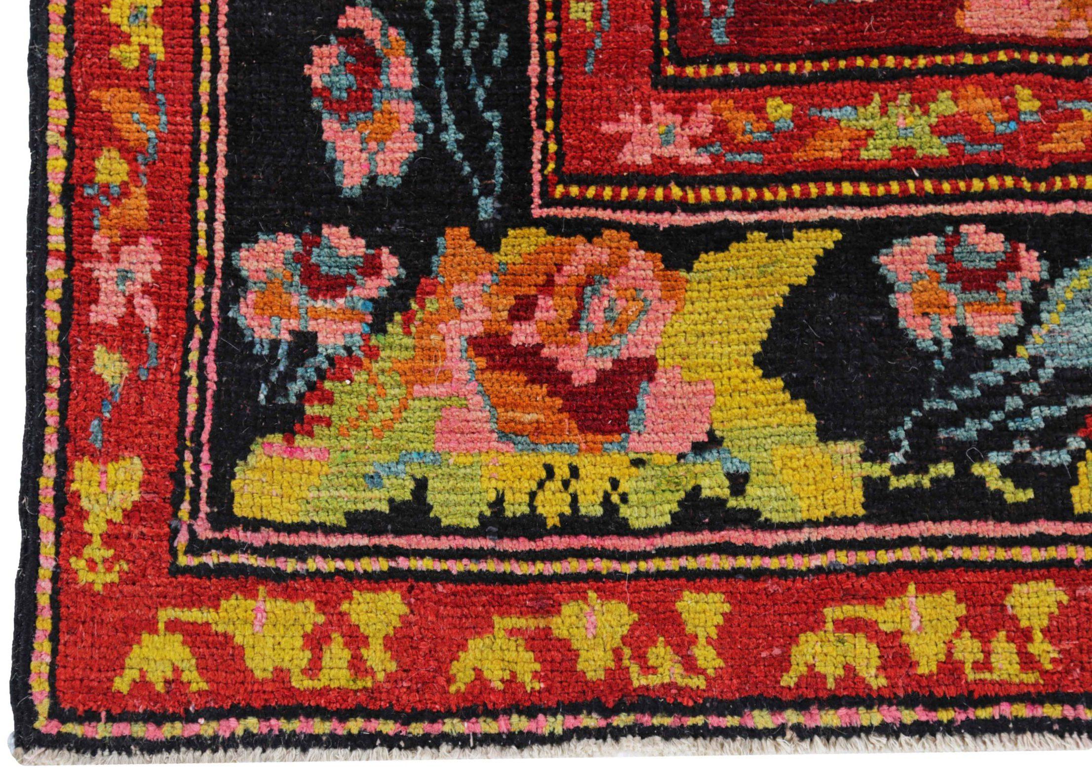 Persischer Aserbaidschanischer kleiner Teppich um 1910 - Wolle Grün Rosa Rot Design - 91280 im Zustand „Hervorragend“ im Angebot in Dallas, TX