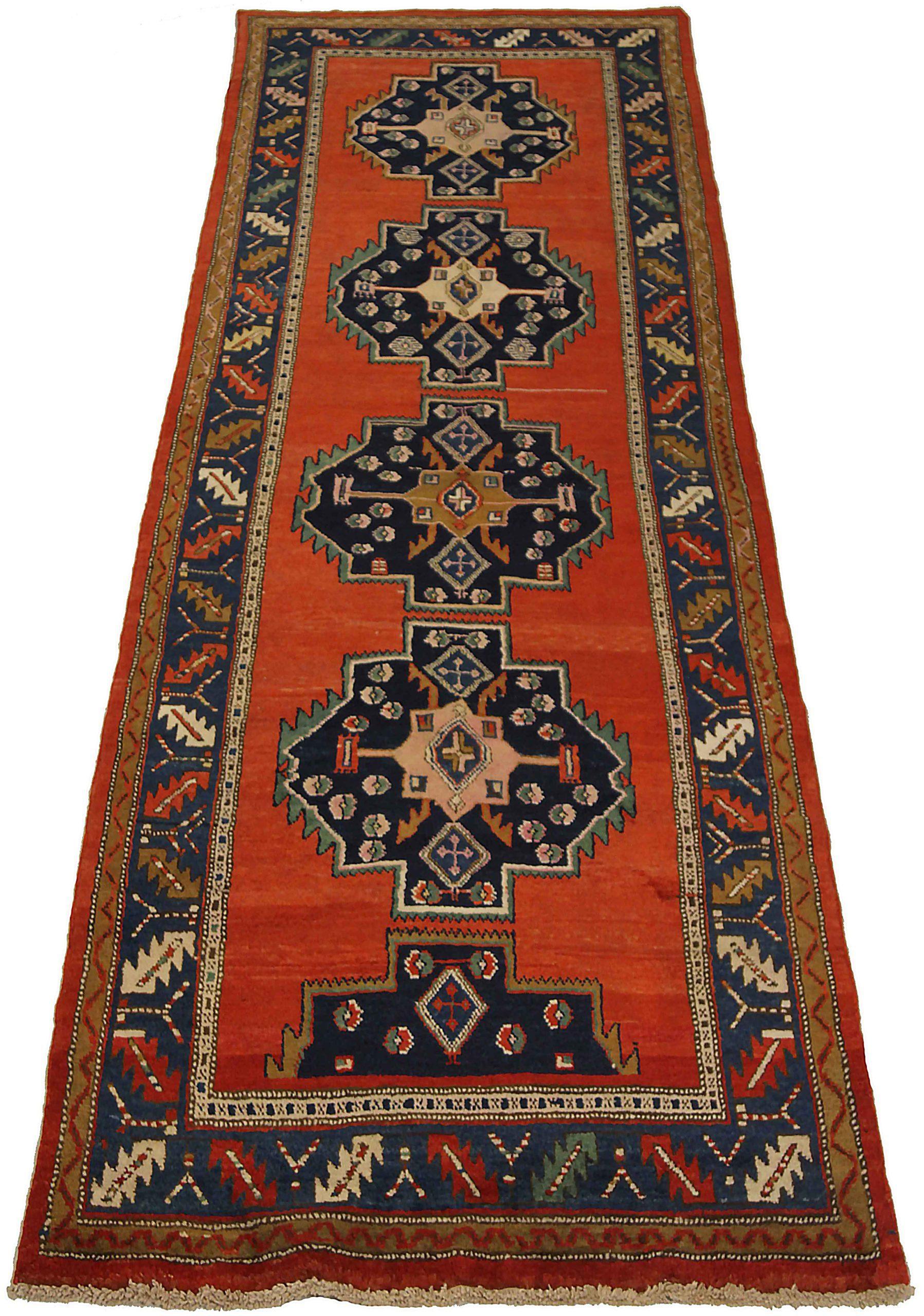 Scopri l'eleganza dell'Azerbaijan persiano con il Tappeto Piccolo del 1910. Progettato con lana e avorio e blu-rosso, questo design esclusivo è perfetto per valorizzare il tuo spazio.