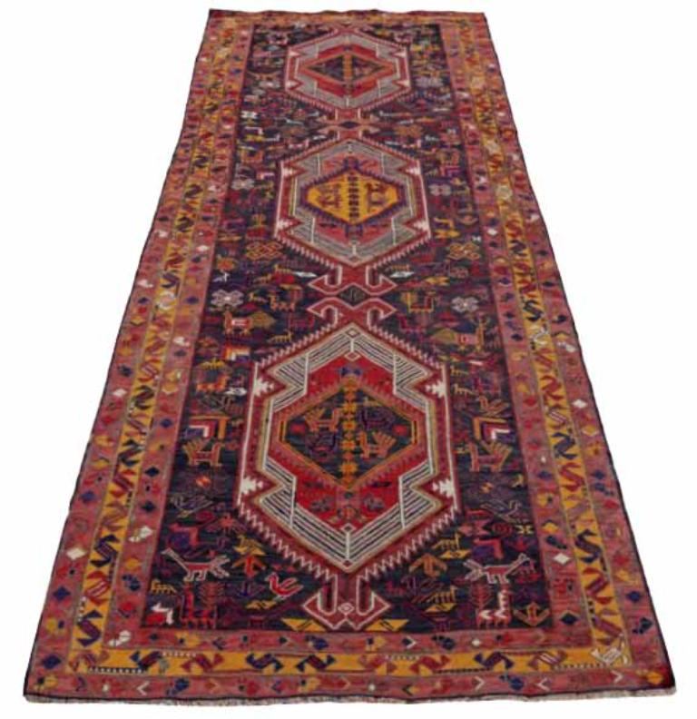 Entdecken Sie die Eleganz des persischen Aserbaidschans mit dem kleinen Teppich von CIRCA 1910. Dieses exklusive Design mit Wolle und MarineblauRosaRotGelb ist perfekt, um Ihren Raum zu verschönern.
