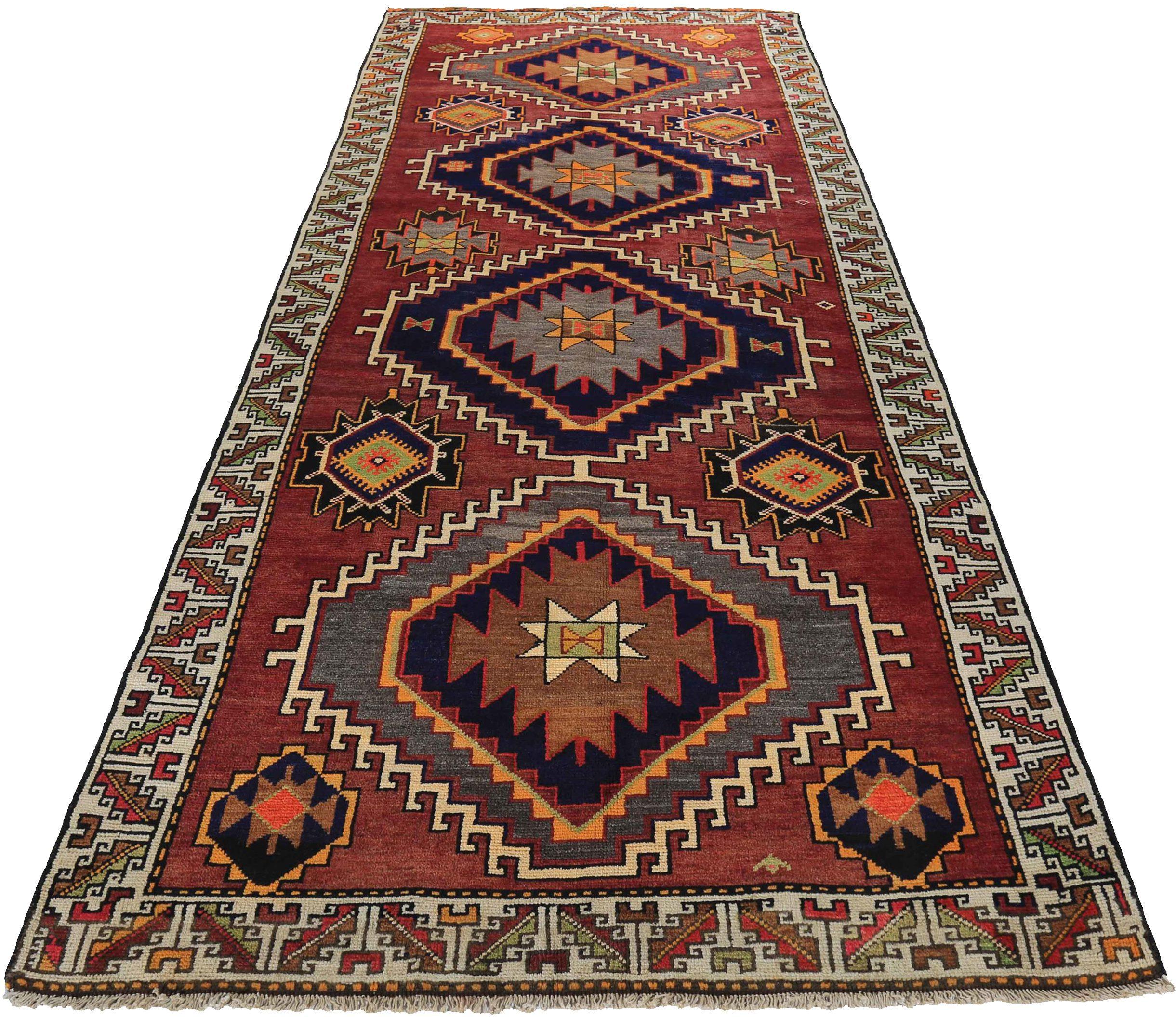 Entdecken Sie die Eleganz des persischen Aserbaidschans mit dem kleinen Teppich von CIRCA 1910. Dieses exklusive Design in den Farben Wolle und ElfenbeinMarineblauRotGelb ist perfekt, um Ihren Raum zu verschönern.