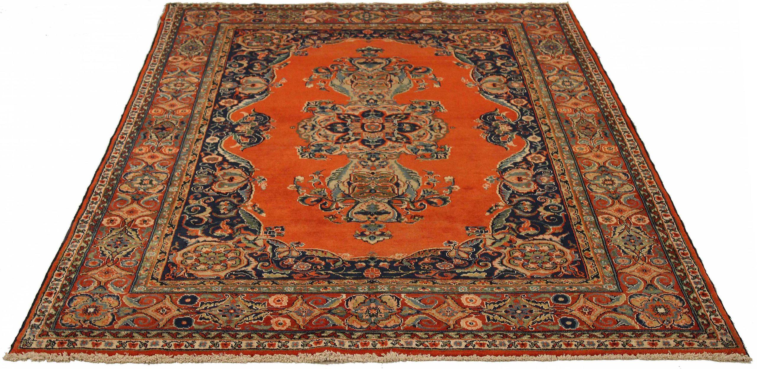 Découvrez l'élégance de l'Azerbaïdjan persan avec son petit tapis datant de 1910. Conçu avec de la laine et du bleu marine-rouge-jaune, ce design exclusif est parfait pour mettre en valeur votre espace.