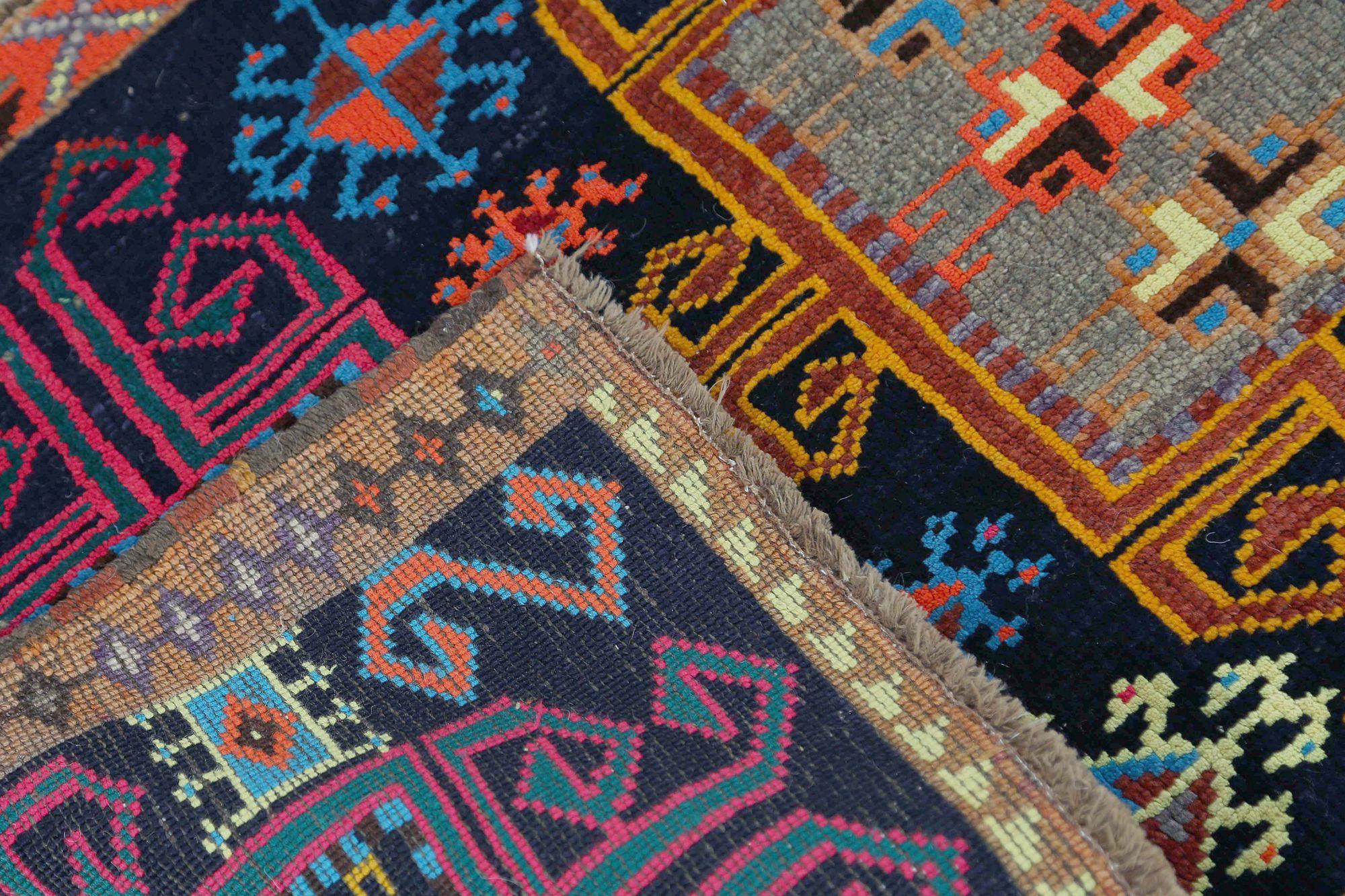 Persischer Aserbaidschanischer kleiner Teppich - Wolle Schwarz Blau Rot Design - 97059 (Irakisch) im Angebot
