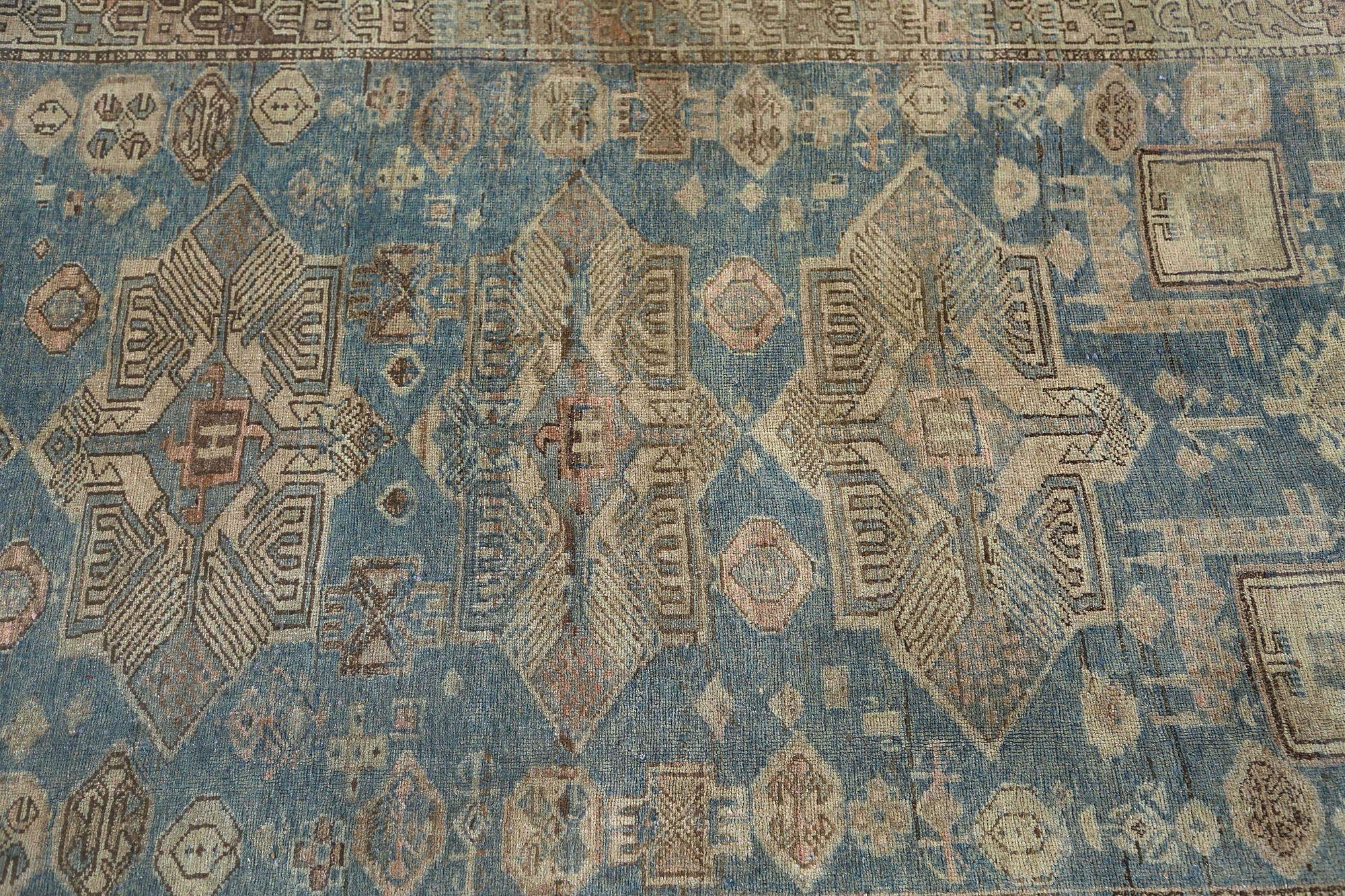 Entdecken Sie die Eleganz des persischen Aserbaidschans mit dem kleinen Teppich von CIRCA 1880. Dieses exklusive Design aus Wolle und Blau ist perfekt, um Ihren Raum zu verschönern.