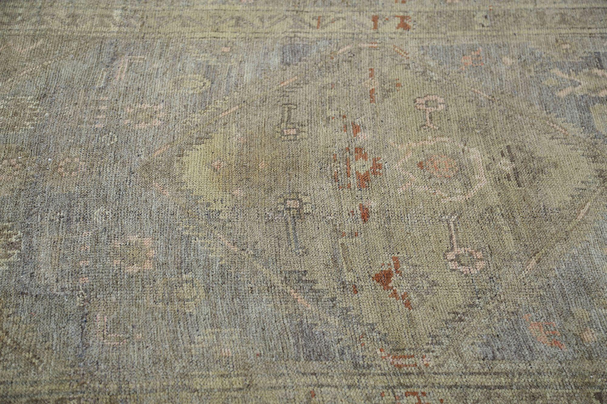 Entdecken Sie die Eleganz des persischen Aserbaidschans mit dem kleinen Teppich von CIRCA 1910. Dieses exklusive Design aus Wolle und BlueGreen ist perfekt, um Ihren Raum zu verschönern.