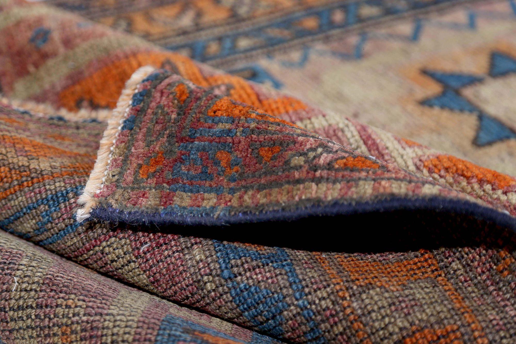 Scopri l'eleganza dell'Azerbaijan persiano con il Tappeto Piccolo del 1880. Progettato con lana e blu-avorio-arancio-rosa, questo design esclusivo è perfetto per valorizzare il tuo spazio.
