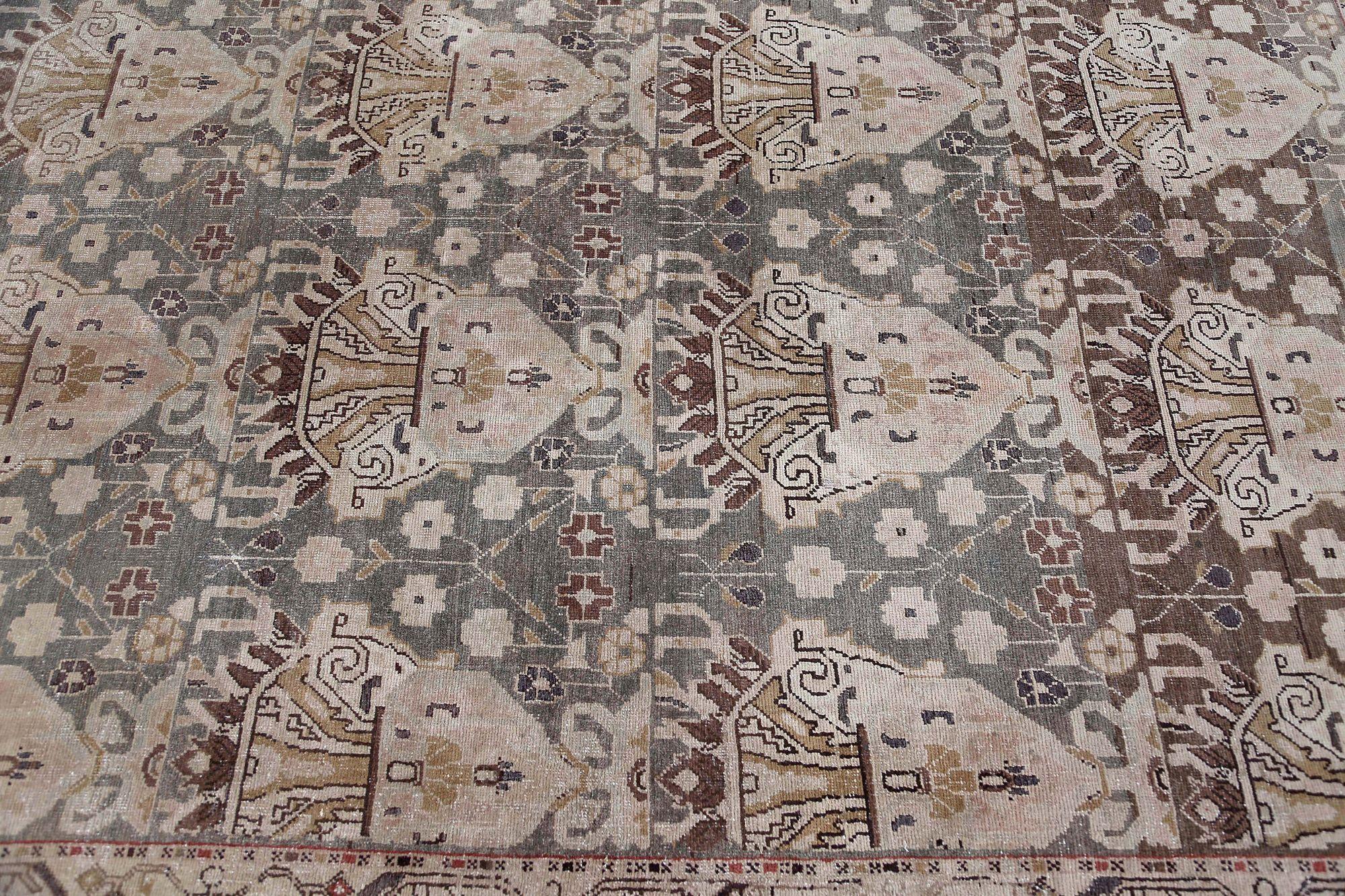 Scopri l'eleganza dell'Azerbaijan persiano con il Tappeto Piccolo del 1880. Progettato con lana e marrone-grigio, questo design esclusivo è perfetto per valorizzare il tuo spazio.