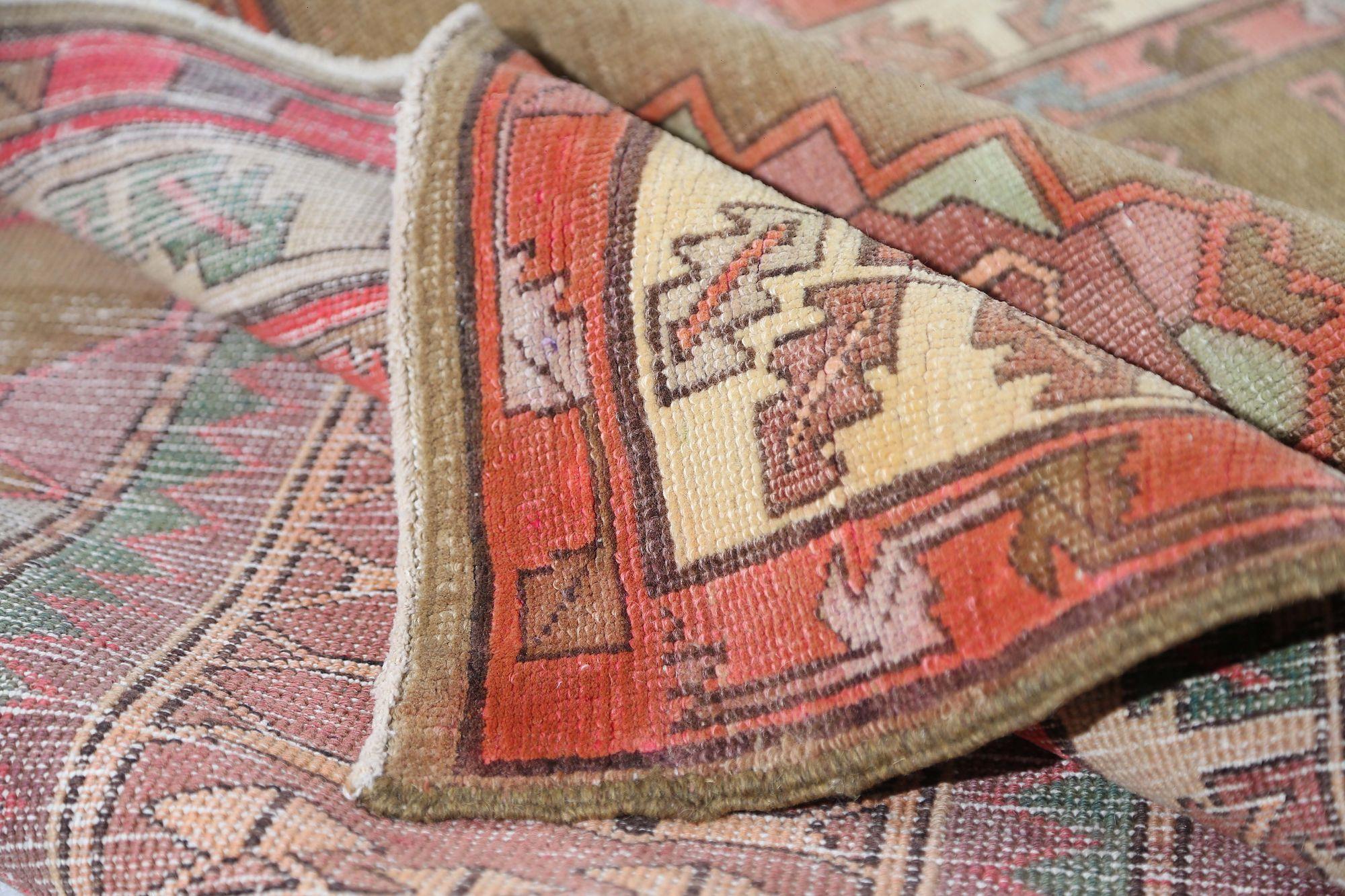 Scopri l'eleganza dell'Azerbaijan persiano con il Tappeto Piccolo del 1880. Disegnato con lana e marrone-verde-rosa, questo design esclusivo è perfetto per valorizzare il tuo spazio.