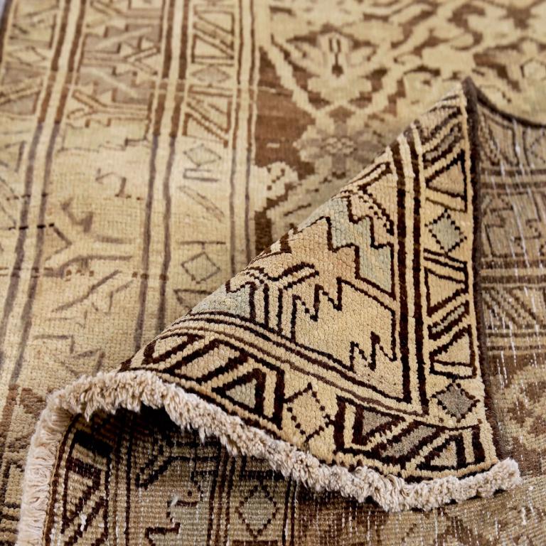 Scopri l'eleganza dell'Azerbaijan persiano con il Tappeto Piccolo del 1880. Progettato in lana e marrone-avorio, questo design esclusivo è perfetto per valorizzare il tuo spazio.
