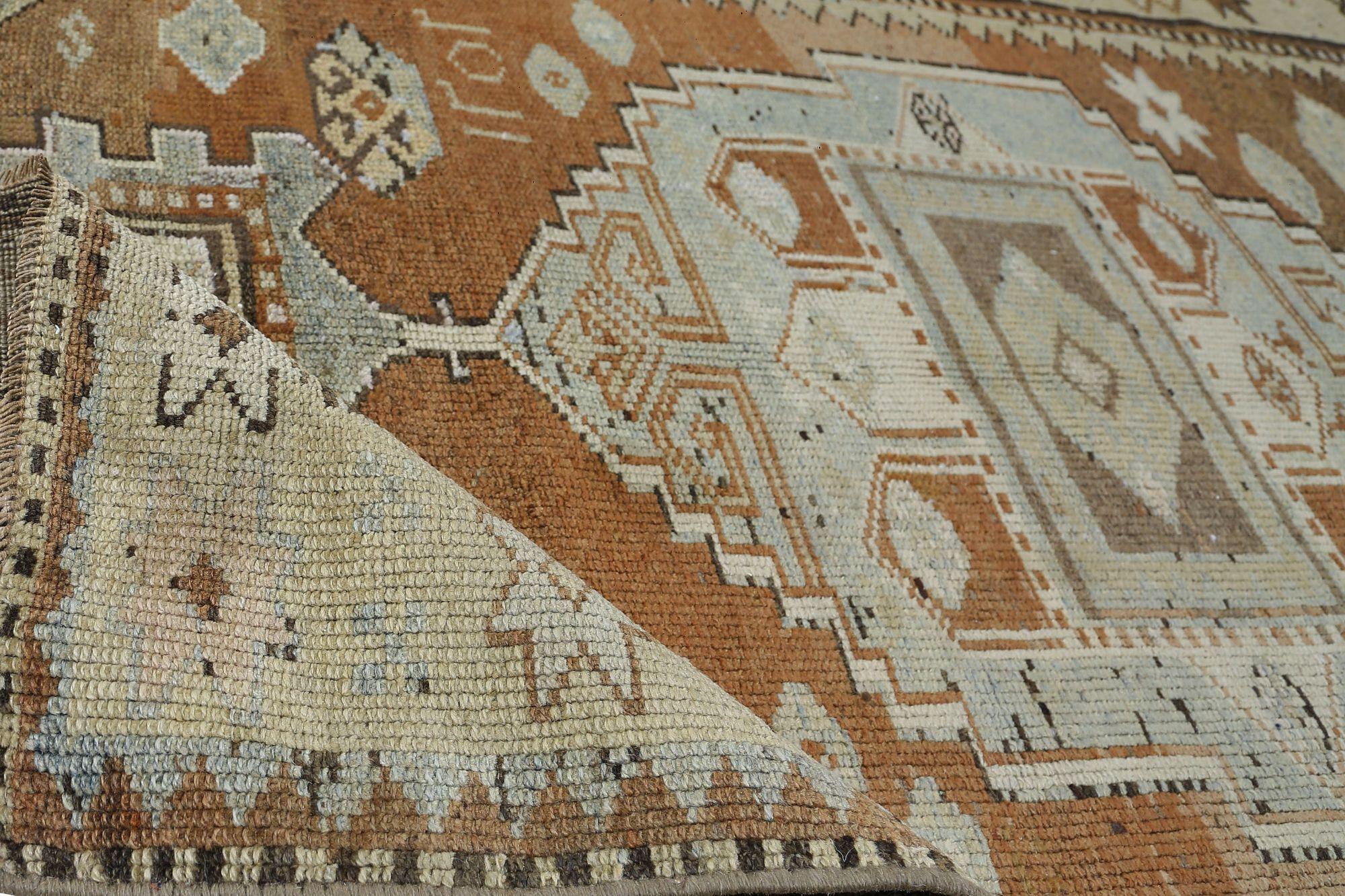 Scopri l'eleganza dell'Azerbaijan persiano con il Tappeto Piccolo del 1910. Progettato in lana e marrone-avorio, questo design esclusivo è perfetto per valorizzare il tuo spazio.