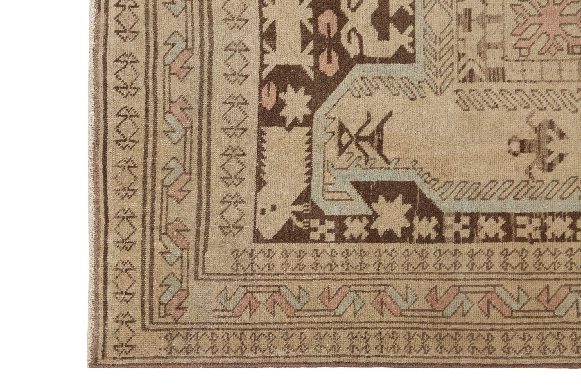 Entdecken Sie die Eleganz des persischen Aserbaidschans mit dem kleinen Teppich von CIRCA 1910. Dieses exklusive Design aus Wolle und Braun-Elfenbein ist perfekt, um Ihren Raum zu verschönern.