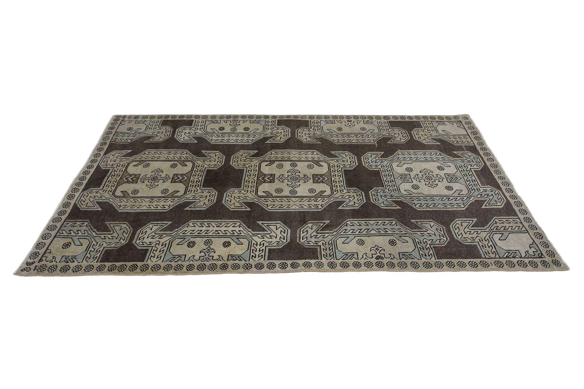 Entdecken Sie die Eleganz des persischen Aserbaidschans mit dem kleinen Teppich von CIRCA 1910. Dieses exklusive Design aus Wolle und Braun-Elfenbein ist perfekt, um Ihren Raum zu verschönern.