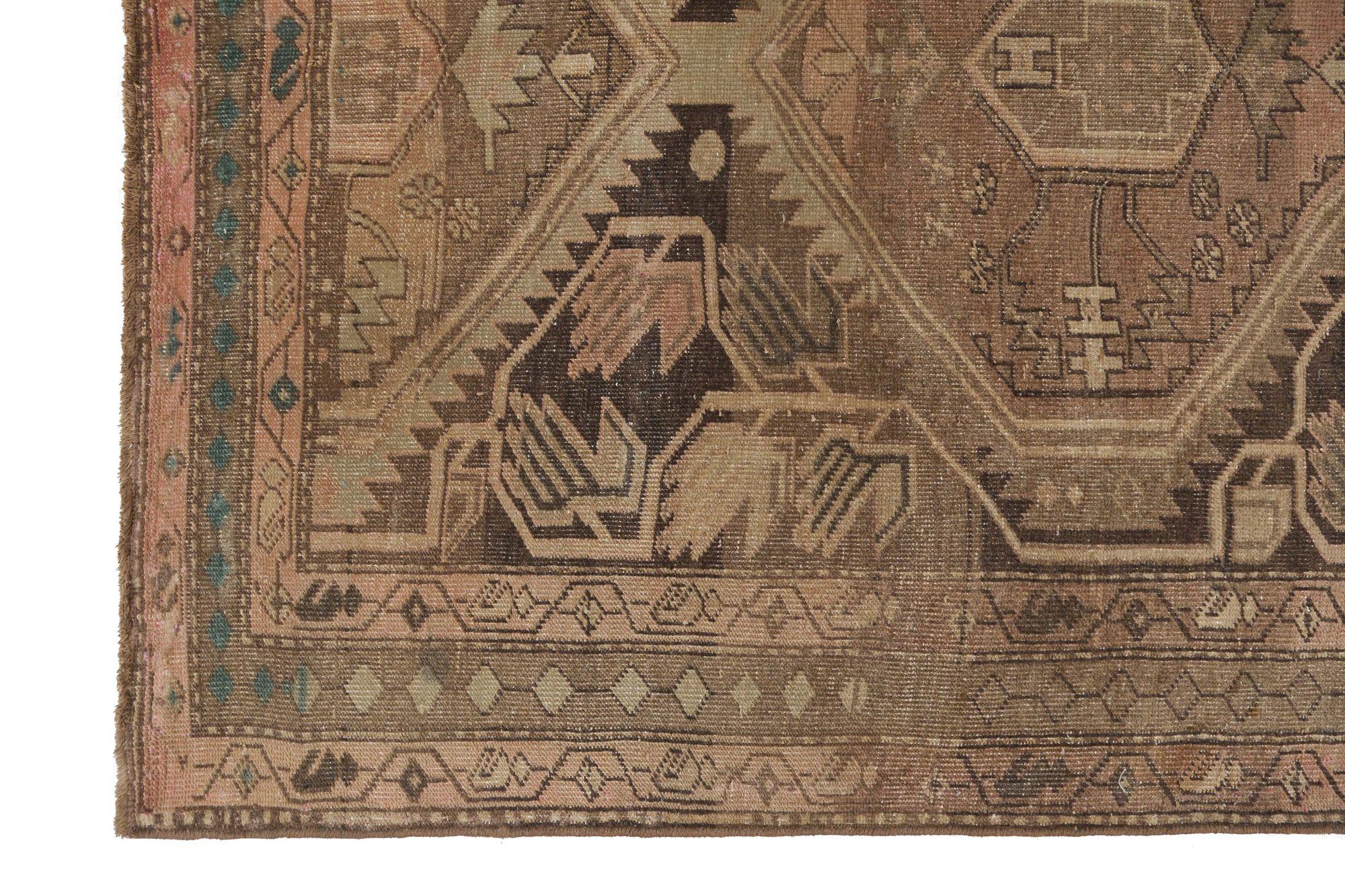 Descubre la elegancia del Azerbaiyán Persa con la Alfombra Pequeña de Circa 1880. Diseñado con Lana y MarrónMarfilRosa, este diseño exclusivo es perfecto para realzar tu espacio.
