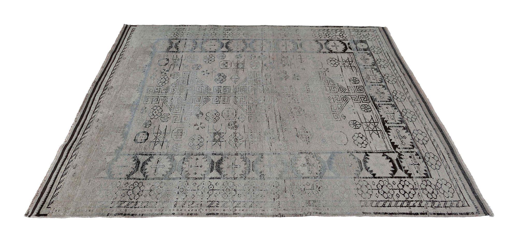 Scopri l'eleganza dell'Azerbaijan persiano con il Tappeto Piccolo del 1910. Progettato con Lana e Marrone-Taupe, questo design esclusivo è perfetto per valorizzare il tuo spazio.
