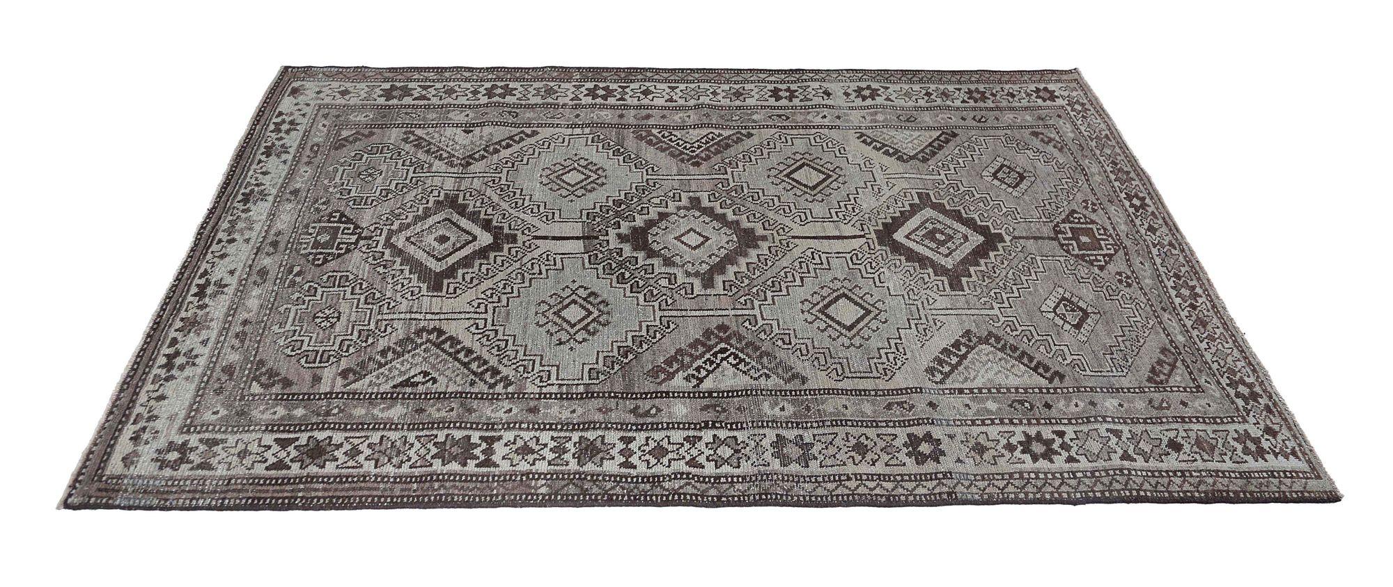 Scopri l'eleganza dell'Azerbaijan persiano con il Tappeto Piccolo del 1910. Progettato con lana e avorio, questo design esclusivo è perfetto per valorizzare il tuo spazio.