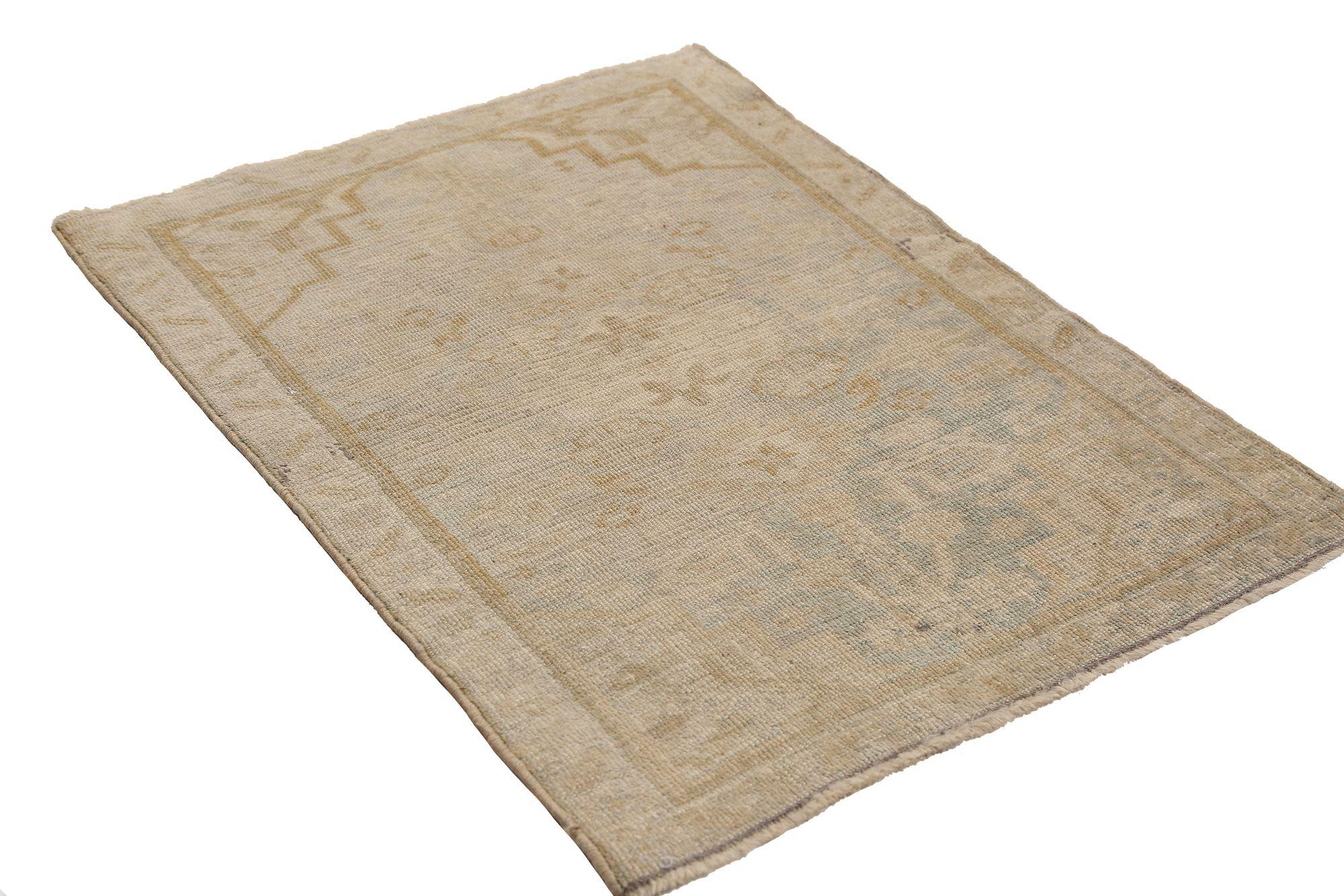 Entdecken Sie die Eleganz des persischen Aserbaidschans mit dem kleinen Teppich von CIRCA 1910. Dieses exklusive Design aus Wolle und Elfenbein-Hellblau ist perfekt, um Ihren Raum zu verschönern.