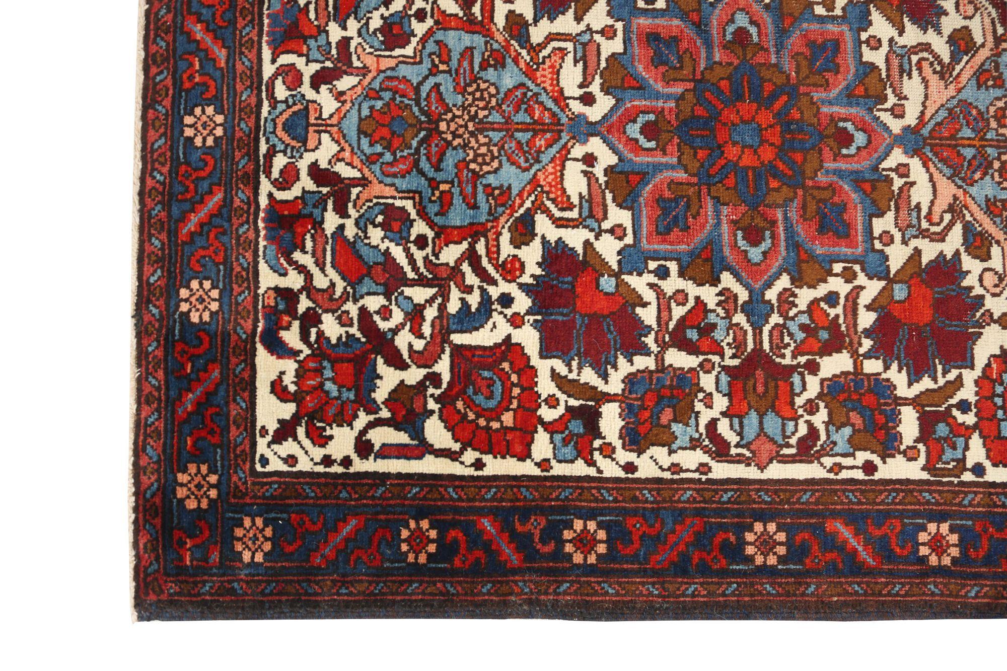 Entdecken Sie die Eleganz des persischen Aserbaidschans mit dem kleinen Teppich von CIRCA 1940. Dieses exklusive Design aus Wolle und Elfenbein-Marineblau eignet sich perfekt zur Verschönerung Ihres Raums.