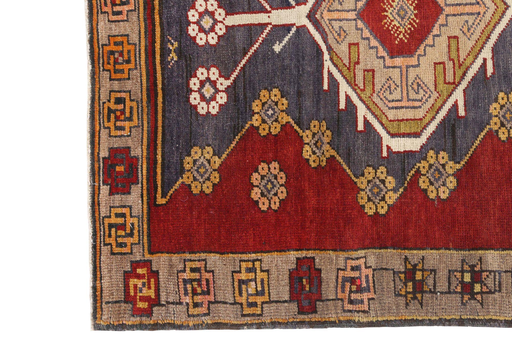Entdecken Sie die Eleganz des persischen Aserbaidschans mit dem kleinen Teppich von CIRCA 1910. Dieses exklusive Design aus Wolle und ElfenbeinMarineblauRot ist perfekt, um Ihren Raum zu verschönern.