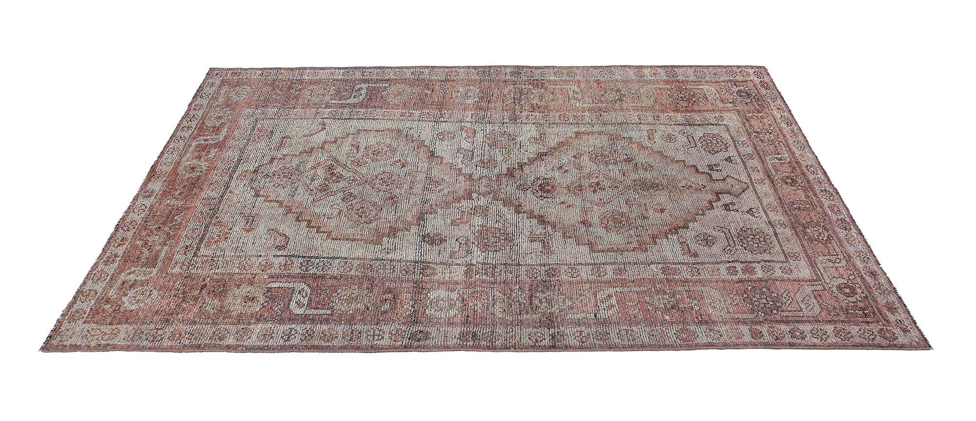 Entdecken Sie die Eleganz des persischen Aserbaidschans mit dem kleinen Teppich von CIRCA 1910. Dieses exklusive Design aus Wolle und Elfenbeinrosa ist perfekt, um Ihren Raum zu verschönern.