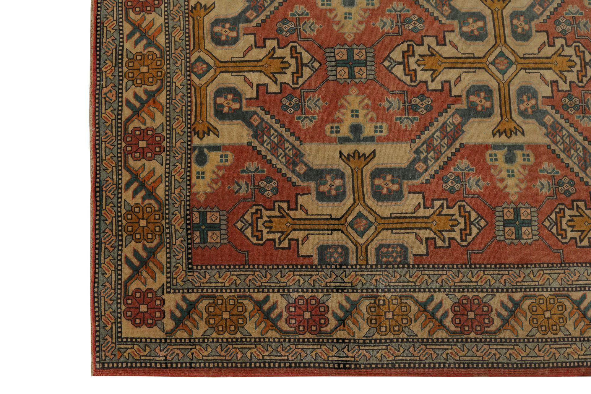 Entdecken Sie die Eleganz des persischen Aserbaidschans mit dem kleinen Teppich von CIRCA 1910. Dieses exklusive Design aus Wolle und Elfenbeinrot ist perfekt, um Ihren Raum zu verschönern.