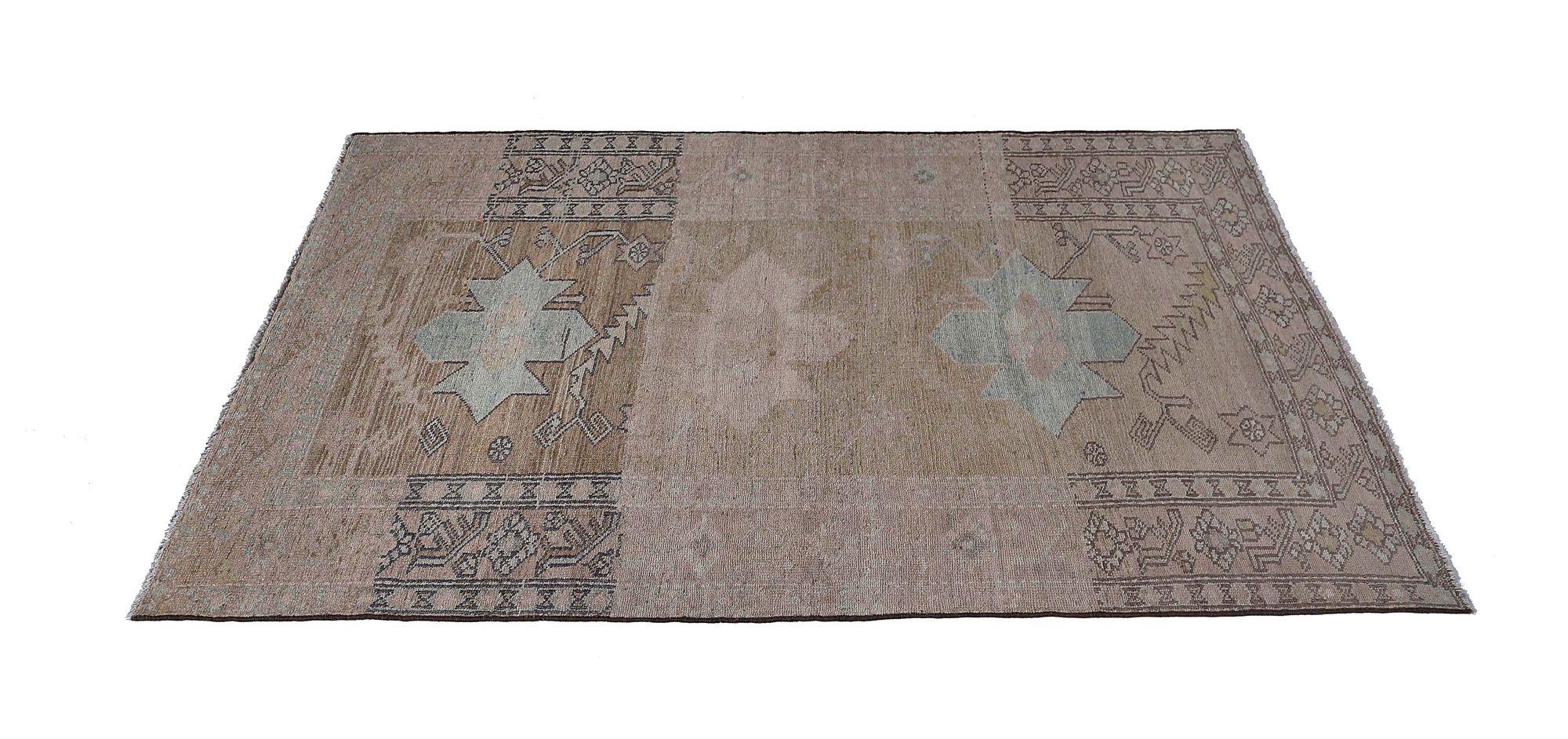 Scopri l'eleganza dell'Azerbaijan persiano con il Tappeto Piccolo del 1910. Progettato con lana e azzurro-rosa-tortora, questo design esclusivo è perfetto per valorizzare il tuo spazio.