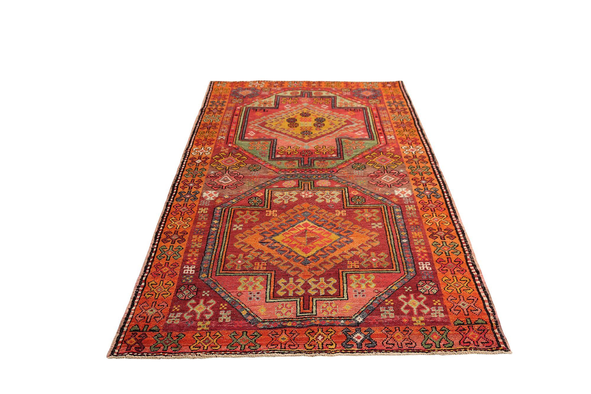 Entdecken Sie die Eleganz des persischen Aserbaidschans mit dem kleinen Teppich von CIRCA 1880. Dieses exklusive Design aus Wolle und OrangePinkRotGelb ist perfekt, um Ihren Raum zu verschönern.