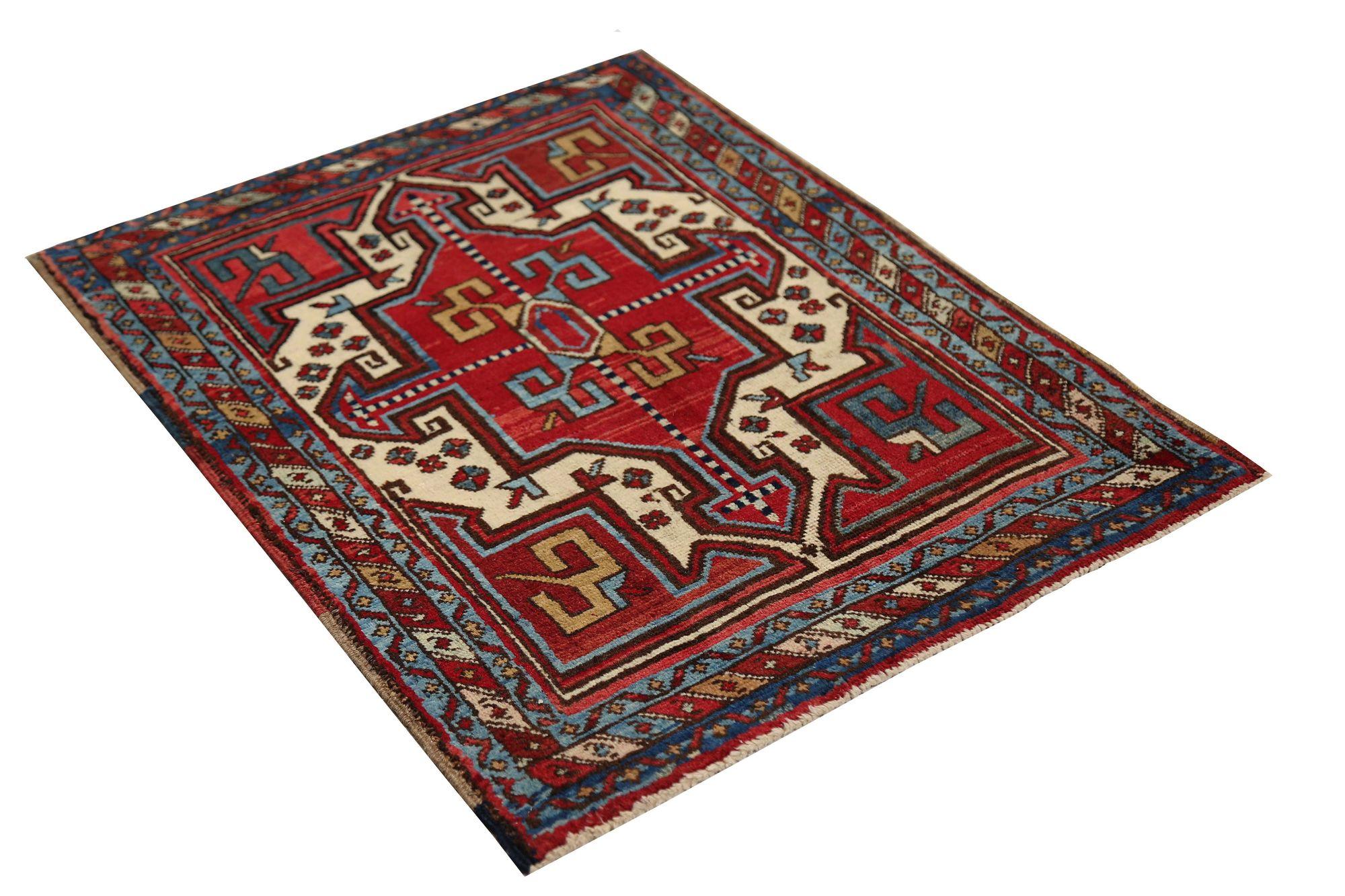 Découvrez l'élégance de l'Azerbaïdjan persan avec son petit tapis datant de 1910. Conçu avec de la laine et du rouge, ce design exclusif est parfait pour mettre en valeur votre espace.
