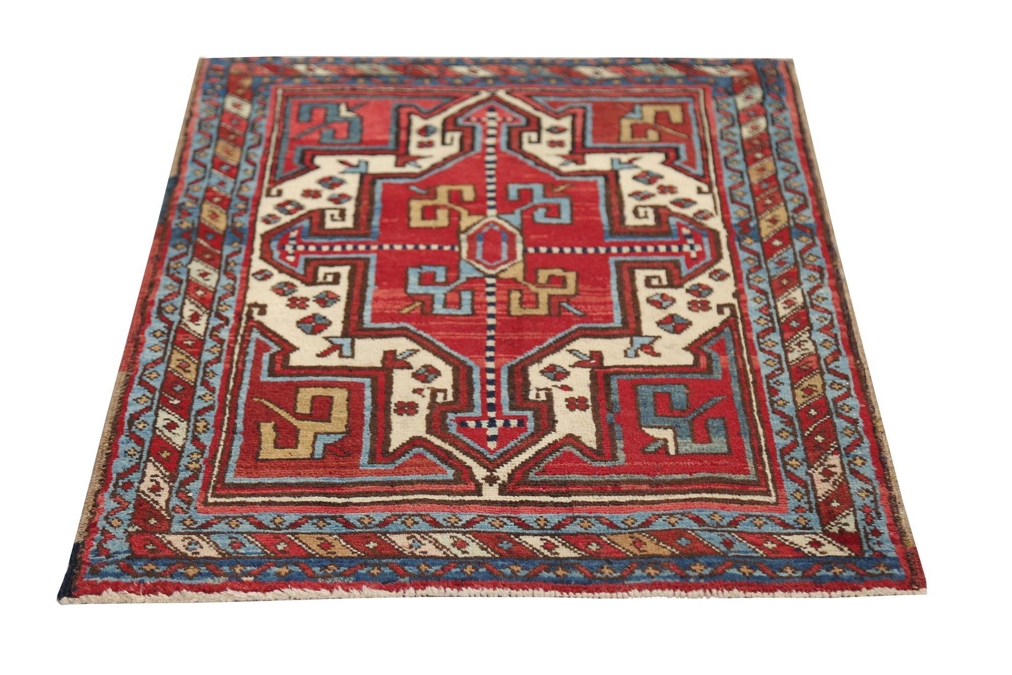 Petit tapis persan azerbaïdjan - Motif rouge en laine - 96724 Excellent état - En vente à Dallas, TX