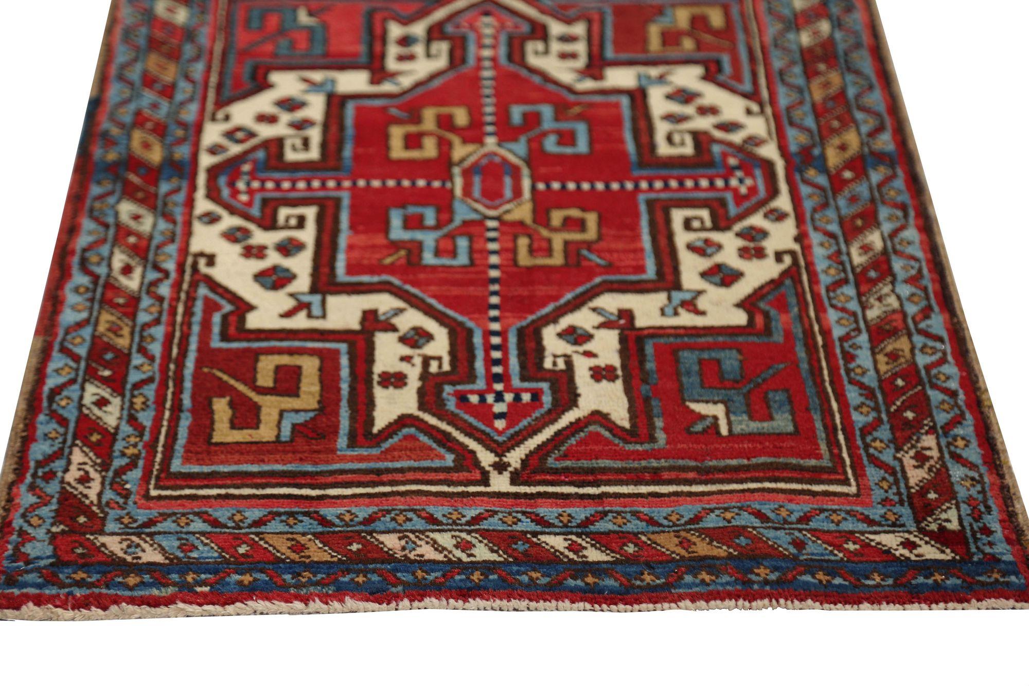 20ième siècle Petit tapis persan azerbaïdjan - Motif rouge en laine - 96724 en vente
