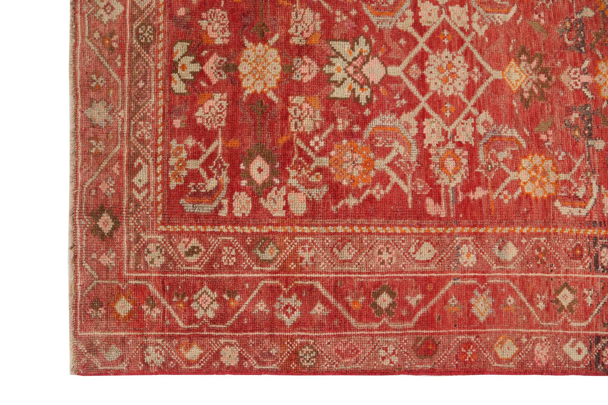 Entdecken Sie die Eleganz des persischen Aserbaidschans mit dem kleinen Teppich von CIRCA 1910. Dieses exklusive Design aus Wolle und Rot ist perfekt, um Ihren Raum zu verschönern.
