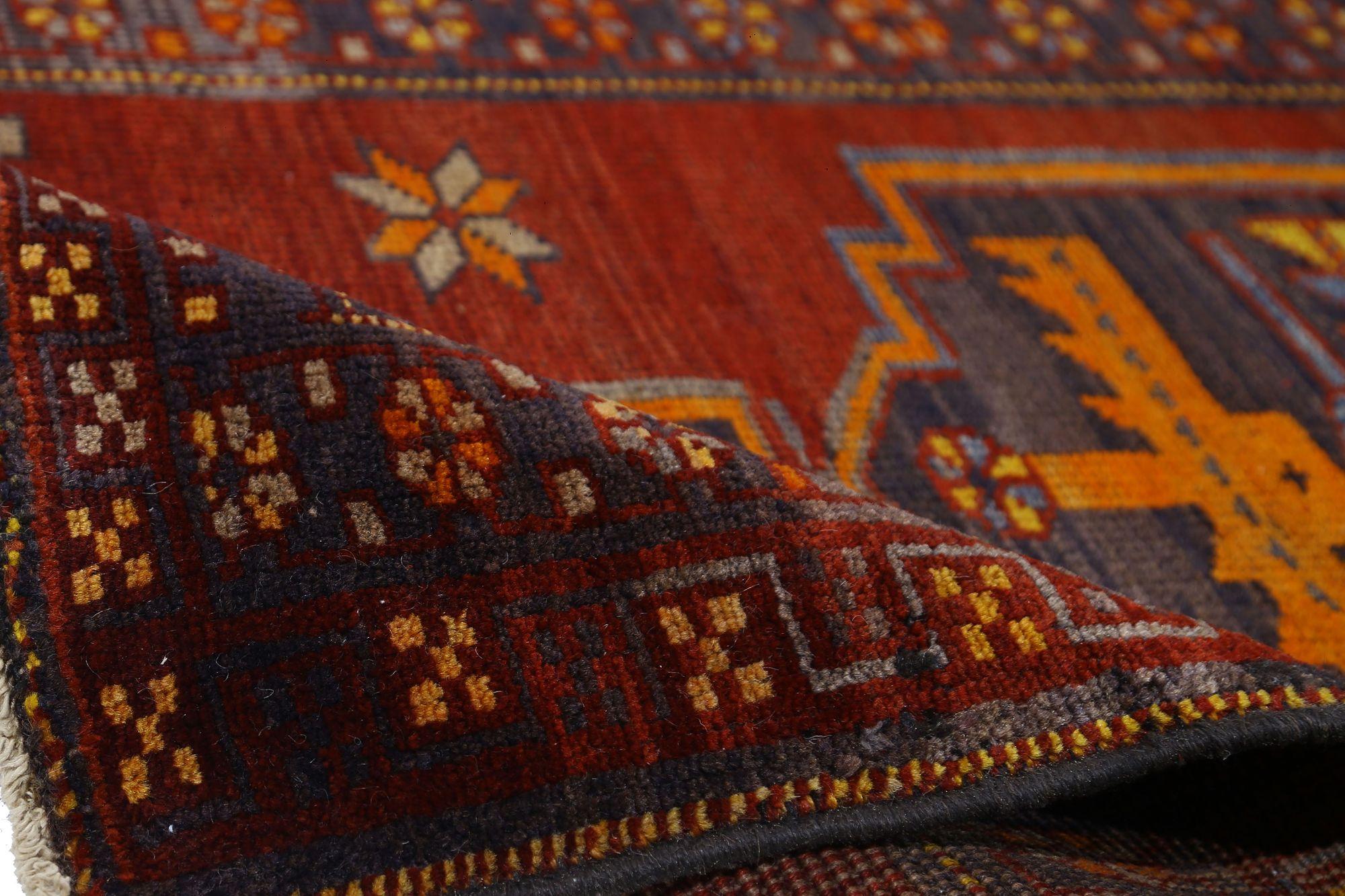 Découvrez l'élégance de l'Azerbaïdjan persan avec son petit tapis datant de 1880. Conçu avec de la laine et du Design/One, ce design exclusif est parfait pour mettre en valeur votre espace.