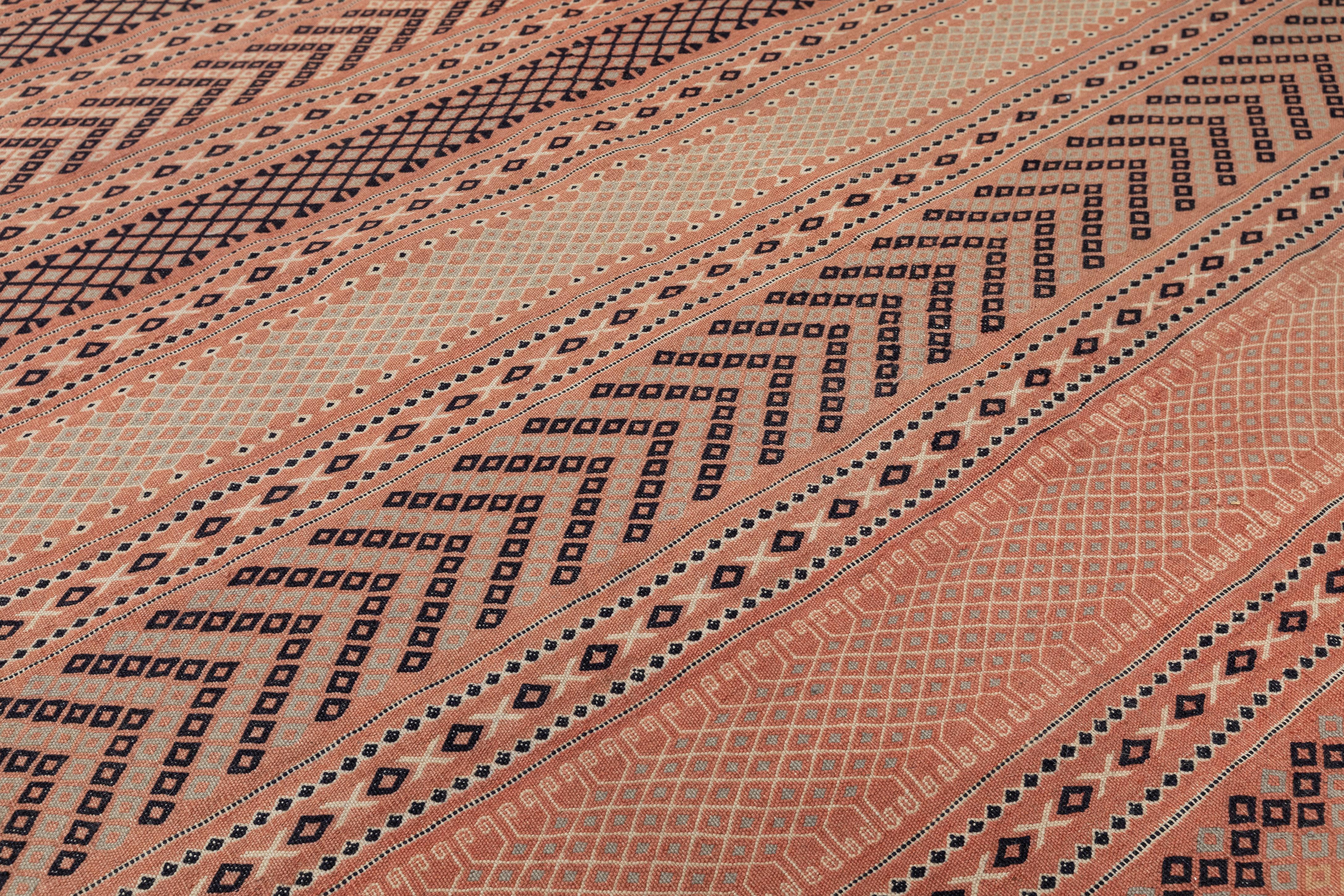 Dieser persische Flachgewebe-Teppich aus Aserbaidschan ist ein eindrucksvolles Beispiel für traditionelle Handwerkskunst und zeitloses Design. Er ist aus handgesponnener Wolle handgewebt und mit natürlichen Pflanzenfarben gefärbt. Er weist
