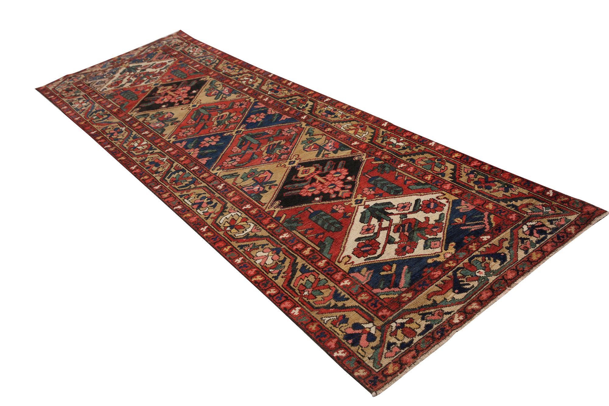 Entdecken Sie die Eleganz des persischen Teppichs BAKHSHAIESH mit Läufer aus dem Jahr 1910. Dieses exklusive Design aus Wolle und Schwarz-Elfenbein-Rot ist perfekt, um Ihren Raum aufzuwerten.